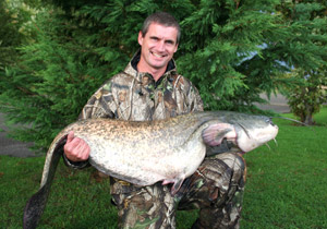 John Bull with a catfish that bottomed the scalea at 63lb from Bassingbourn Barracks Lake.